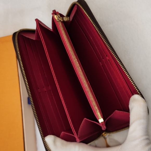 Authentic Louis Vuitton Zippy wallet - Picture 4 of 17